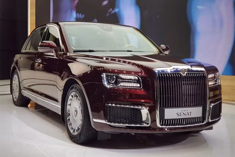 Được biết, Senat không phải là dòng xe duy nhất nằm trong kế hoạch của Aurus. Ngoài "Rolls-Royce của người Nga", thương hiệu này còn dự định sản xuất cả minivan có tên Arsenal, SUV Komendant, xe off-road và mô-tô điện. Hiện giá bán của xe vẫn chưa được công bố.