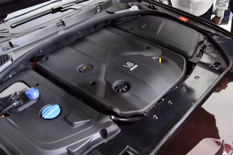 Bên cạnh đó, mô-tơ điện sẽ bổ sung 40 mã lực nữa. Toàn bộ sức mạnh được truyền tới cả 4 bánh thông qua hộp số tự động 9 cấp. Hiện hãng Aurus còn đang phát triển thêm động cơ V12, dung tích 6,6 lít lớn hơn, dự kiến sản sinh công suất tối đa hơn 800 mã lực. Cả hai động cơ đều được phát triển cùng với thương hiệu xe sang Porsche.