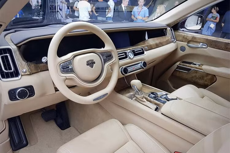 Điều khiến nhiều người chú ý ở Aurus Senat là không gian nội thất sang trọng và thanh lịch bên trong. Nhiều khả năng nội thất của chiếc limousine dành cho ông Putin cũng có thiết kế tương tự. những vật liệu bên trong xe chất lượng cao cùng các chi tiết ốp gỗ đắt giá, phím bấm/núm xoay bằng kim loại và màn hình bằng kính của hệ thống đa phương tiện.