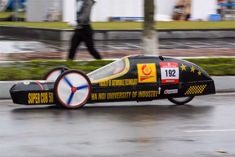 Nhóm II- Nhóm doanh nghiệp Đội nhất: PHOENIX 18- Công ty TNHH Sản xuất phụ tùng ô tô xe máy Việt Nam- thành tích 2099,776 km/l. Đội nhì: WING- Hội kỹ thuật xe máy miền Bắc- thành tích 1202.073 km/l. Đội ba: Vũ Hoàng Lê- Công ty TNHH Vũ Hoàng Lê- thành tích 786,471 km/l