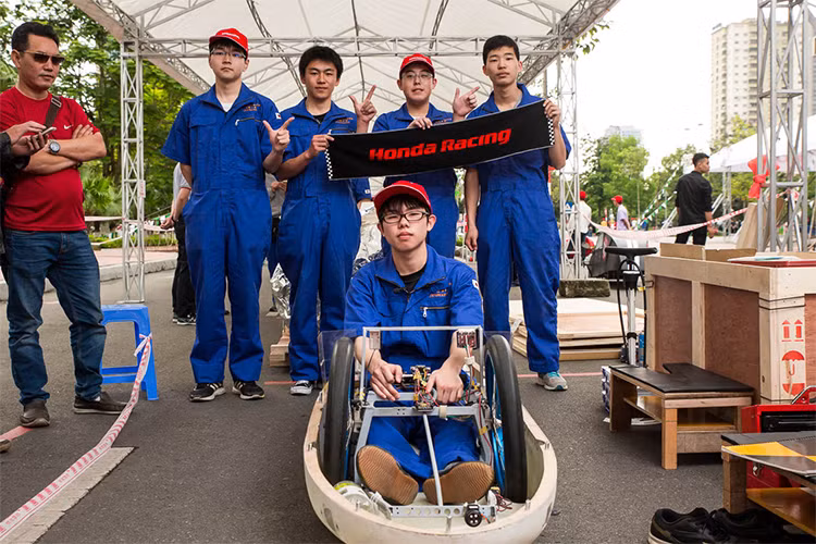 Năm nay với mong muốn mạnh mẽ khơi nguồn sáng tạo để các thí sinh có thể phô diễn hết ý tưởng, kĩ thuật và tài năng của mình tại cuộc thi Honda EMC 2018 là sân chơi nơi tinh thần không ngại thách thức, chinh phục những sáng tạo công nghệ của các thí sinh được tỏa sáng.