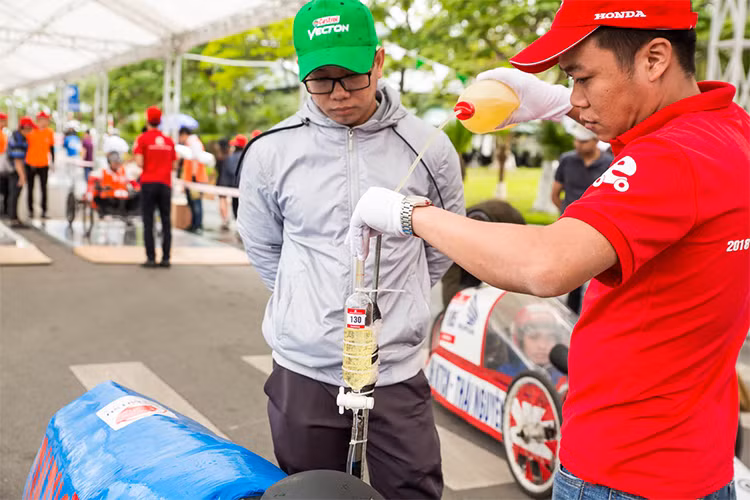 Với sự tham dự của 165 đội xe tự chế (Xe các thí sinh tự thiết kế, sử dụng động cơ HVN cung cấp), hơn 6 tháng chuẩn bị kể từ khi được chính thức phát động từ tháng 9/2017, trận chung kết cuộc thi Honda EMC 2018 đã mang đến những màn cạnh tranh hấp dẫn, lôi cuốn và đầy thử thách.