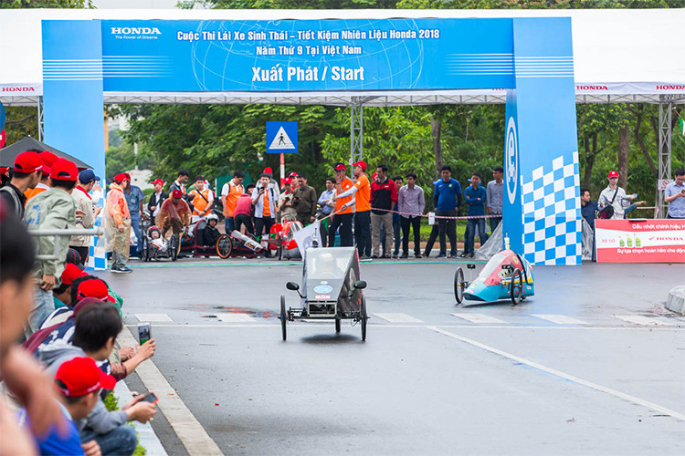 Về thể lệ cuộc thi, HVN đã cung cấp động cơ 110cc – thế hệ động cơ đang được sử dụng trên các dòng xe số do Honda Việt Nam sản xuất. Việc sử dụng động cơ 110cc trong cuộc thi EMC qua các năm một lần nữa là sự khẳng định đầy tự tin của HVN với thế hệ động cơ tiết kiệm nhiên liệu ưu việt đang được tin dùng hiện nay.