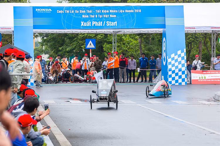 Về thể lệ cuộc thi, HVN đã cung cấp động cơ 110cc – thế hệ động cơ đang được sử dụng trên các dòng xe số do Honda Việt Nam sản xuất. Việc sử dụng động cơ 110cc trong cuộc thi EMC qua các năm một lần nữa là sự khẳng định đầy tự tin của HVN với thế hệ động cơ tiết kiệm nhiên liệu ưu việt đang được tin dùng hiện nay.