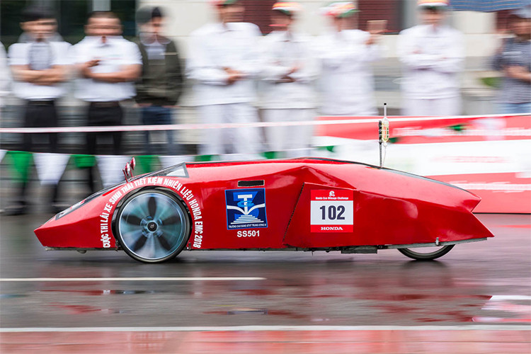 Không chỉ có vậy, đội PHOENIX 18 (đội vô địch) đạt thành tích hành tích 2099,776 km/lít xăng và đội SUPERCUB 50 (đội sinh viên có thành tích cao nhất) 586,509 km/lít xăng sẽ đại diện Việt Nam tham gia cuộc thi Lái xe sinh thái - Tiết kiệm nhiên liệu Honda - Lần thứ 38 tổ chức tại Nhật Bản vào tháng 10/2018.