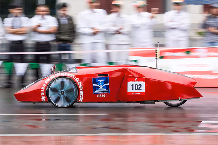 Không chỉ có vậy, đội PHOENIX 18 (đội vô địch) đạt thành tích hành tích 2099,776 km/lít xăng và đội SUPERCUB 50 (đội sinh viên có thành tích cao nhất) 586,509 km/lít xăng sẽ đại diện Việt Nam tham gia cuộc thi Lái xe sinh thái - Tiết kiệm nhiên liệu Honda - Lần thứ 38 tổ chức tại Nhật Bản vào tháng 10/2018.