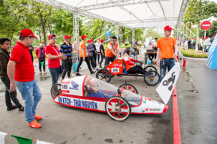 Với thử thách “Bạn có thể đi được bao nhiêu km với 1 lít xăng?”, cuộc thi Lái xe sinh thái - Tiết kiệm nhiên liệu Honda 2018 (EMC) là sân chơi nơi những người tham gia áp dụng những ý tưởng sáng tạo và công nghệ độc đáo để chế tạo ra những phương tiện xe máy tự chế Honda sử dụng động cơ 4 thì nhằm cạnh tranh về hiệu suất tiêu hao nhiên liệu, di chuyển được quãng đường xa nhất chỉ với 1 lít xăng.