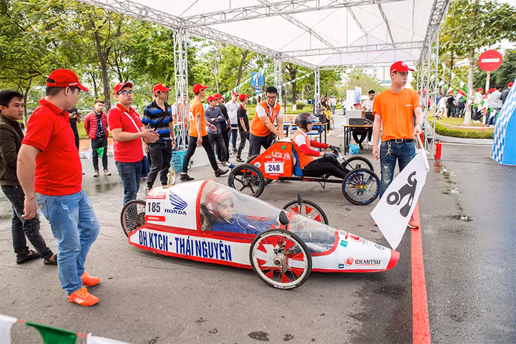 Với thử thách “Bạn có thể đi được bao nhiêu km với 1 lít xăng?”, cuộc thi Lái xe sinh thái - Tiết kiệm nhiên liệu Honda 2018 (EMC) là sân chơi nơi những người tham gia áp dụng những ý tưởng sáng tạo và công nghệ độc đáo để chế tạo ra những phương tiện xe máy tự chế Honda sử dụng động cơ 4 thì nhằm cạnh tranh về hiệu suất tiêu hao nhiên liệu, di chuyển được quãng đường xa nhất chỉ với 1 lít xăng.