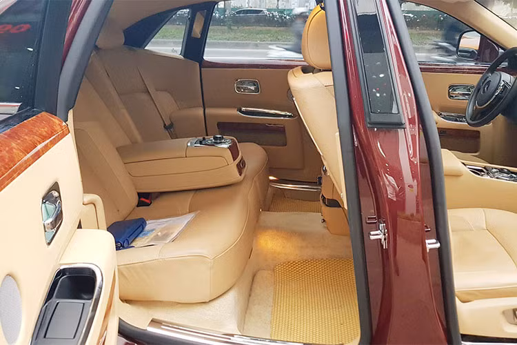 Roll-Royce Ghost sở hữu khối động cơ 6,6 lít V12 tăng áp, công suất 563 mã lực và mô-men xoắn 780 Nm ở ngay vòng tua máy 1.500 vòng/phút. Sức trẻ, thể thao của Ghost sẽ phù hợp với những khách hàng trẻ trung, đẳng cấp nhưng không kém phần mạnh mẽ trong tính cách.