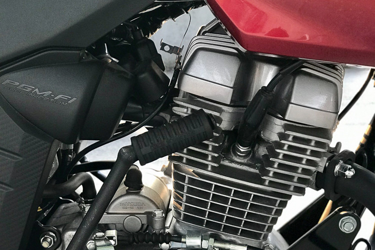 Động cơ cho công suất tối đa 13,4 mã lực tại vòng tua 8.500 vòng/phút và mô-men xoắn cực đại đạt 12,73 Nm tại 6.000 vòng/phút. Tỉ số nén 9,5:1, đường kính piston 57mm (trái 57); sử dụng hộp số 5 cấp. Nhờ sử dụng hệ thống phun xăng điện tử, người dùng có thể đi được 46,3km với mỗi lít xăng, và khoảng hơn 560km mỗi lần đổ đầy bình. 