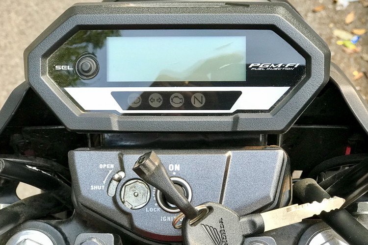 Honda cũng đã thiết kế cho chiếc xe bảng đồng hồ mới dạng kỹ thuật số, tuy nhiên đồng hồ này có kích thước khá nhỏ và chỉ hiển thị một số thông tin cơ bản - thậm chí còn không có báo số. Khoá điện của xe cũng được thiết kế giống những mẫu xe máy giá rẻ Honda hiện nay.