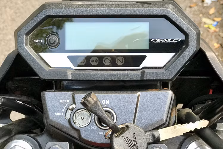 Honda cũng đã thiết kế cho chiếc xe bảng đồng hồ mới dạng kỹ thuật số, tuy nhiên đồng hồ này có kích thước khá nhỏ và chỉ hiển thị một số thông tin cơ bản - thậm chí còn không có báo số. Khoá điện của xe cũng được thiết kế giống những mẫu xe máy giá rẻ Honda hiện nay.