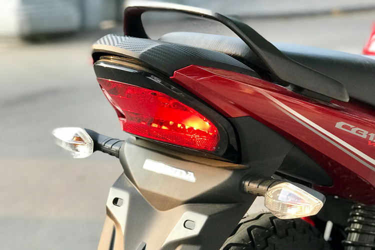 Sự thực dụng của CB150 Verza được thể hiện khá rõ ở bộ yên sau dạng liền tương tự như các dòng xe số phổ thông, thay vì yên tách rời như các dòng xe côn tay cao cấp hơn để tạo dáng thể thao hiện nay. Tay xách của xe cũng thiết kế dạng kim loại lớn, dễ dạng sử dụng...