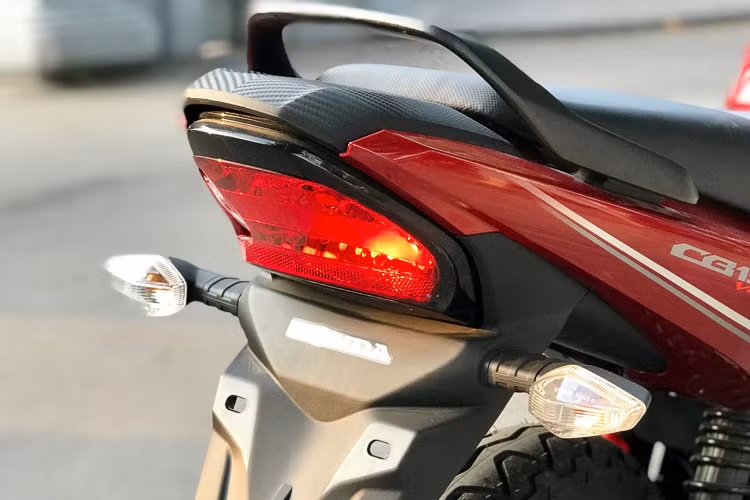 Sự thực dụng của CB150 Verza được thể hiện khá rõ ở bộ yên sau dạng liền tương tự như các dòng xe số phổ thông, thay vì yên tách rời như các dòng xe côn tay cao cấp hơn để tạo dáng thể thao hiện nay. Tay xách của xe cũng thiết kế dạng kim loại lớn, dễ dạng sử dụng...