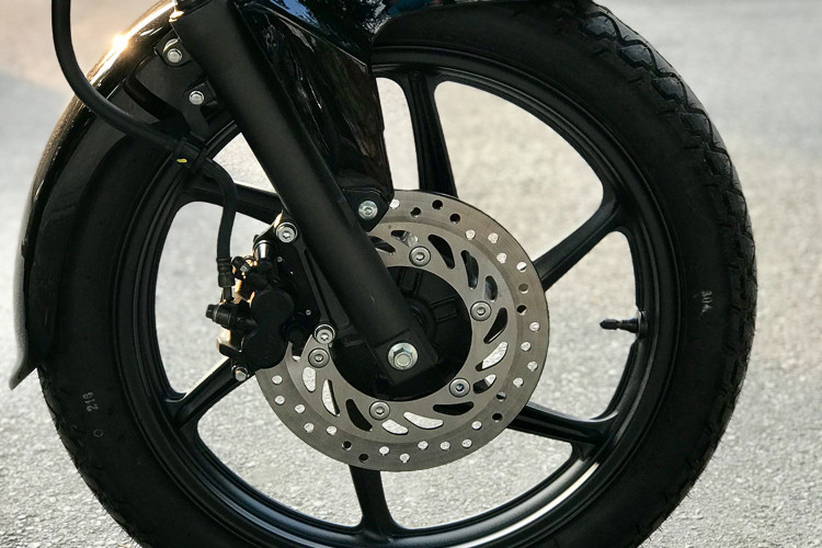 Trang bị an toàn cho mẫu xe này cũng khá đơn giản bao gồm; phuộc trước dạng ống lồng, phuộc sau lò xo kép, hệ thống phanh trước sau lần lượt có dạng đĩa và đùm. Trên mẫu xe mới này cũng sẽ bao gồm 2 phiên bản khác nhau là vành đúc đi liền với lốp không săm và phiên bản vành nan hoa đi kèm với lốp săm cao su.