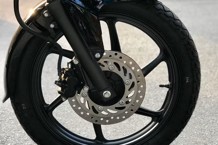 Trang bị an toàn cho mẫu xe này cũng khá đơn giản bao gồm; phuộc trước dạng ống lồng, phuộc sau lò xo kép, hệ thống phanh trước sau lần lượt có dạng đĩa và đùm. Trên mẫu xe mới này cũng sẽ bao gồm 2 phiên bản khác nhau là vành đúc đi liền với lốp không săm và phiên bản vành nan hoa đi kèm với lốp săm cao su.