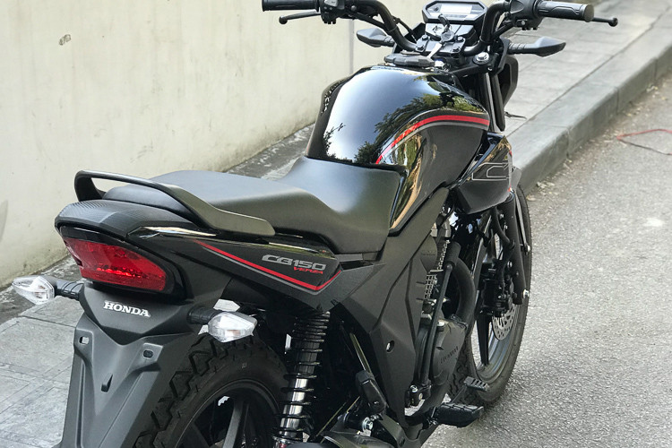 Xe sở hữu chiều cao yên chỉ 773mm, khá phù hợp với thể hình người châu Á. Phần đuôi vuốt dẹt về phía sau, đèn báo sau và xi nhan tách rời tương tự phần đầu. Dè sau của CB150 Verza kéo dài xuống phía dưới, giúp cho việc di chuyển thuận lợi hơn trong mọi địa hình và thời tiết.