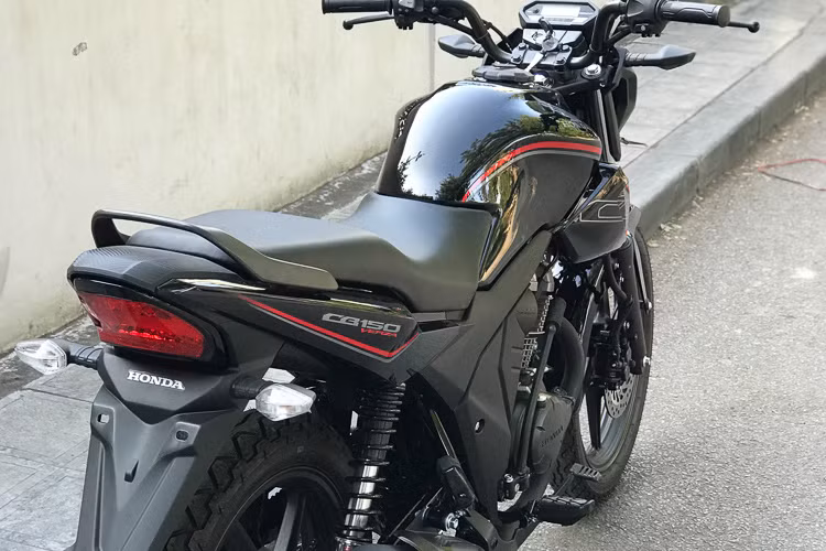 Xe sở hữu chiều cao yên chỉ 773mm, khá phù hợp với thể hình người châu Á. Phần đuôi vuốt dẹt về phía sau, đèn báo sau và xi nhan tách rời tương tự phần đầu. Dè sau của CB150 Verza kéo dài xuống phía dưới, giúp cho việc di chuyển thuận lợi hơn trong mọi địa hình và thời tiết.