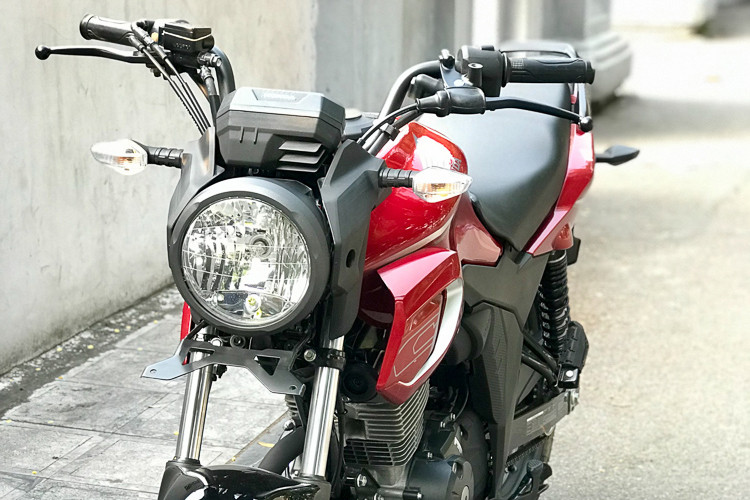 Về thiết kế, CB150R Verza sở hữu kiểu dáng của một chiếc xe côn tay backbone bình dân cổ điển rất phổ biến ở các nước châu Á, phối hợp với những đường nét tương tự các dòng naked-bike hiện nay. Phần đầu xe sở hữu bóng đèn dạng halogen cỏ điển, xi nhan thiết kế cao sát tay lái.