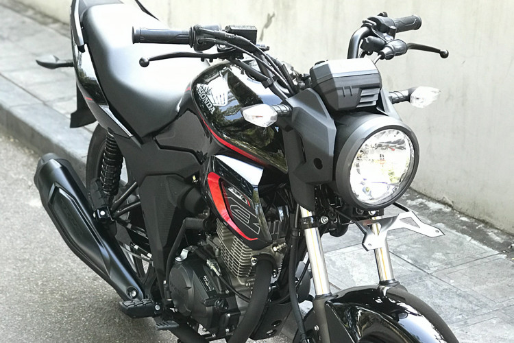 Honda CB150 Verza bản nâng cấp sẽ nằm dưới "người anh em" CB150R Streetfire hiện tại trong danh mục sản phẩm của hãng ở Indonesia. Xe sở hữu khcish thước nhỏ nhắn với hiều dài, rộng và cao lần lượt là 2.056mm x 742mm x 1.054mm cùng trọng lượng tổng thể khoảng 129kg