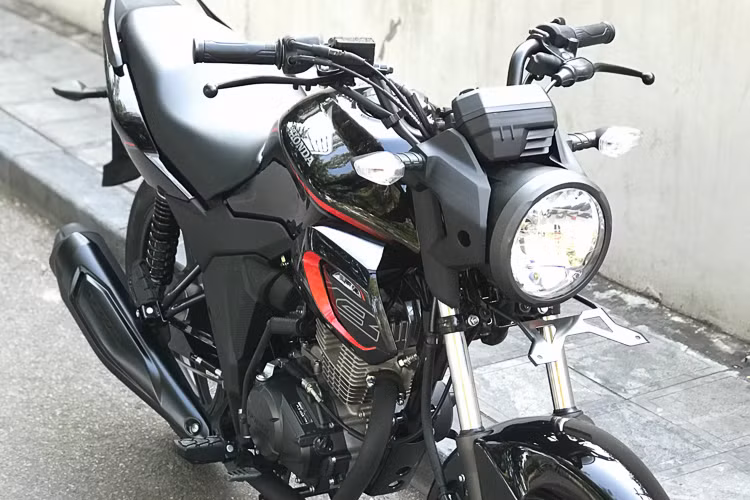Honda CB150 Verza bản nâng cấp sẽ nằm dưới "người anh em" CB150R Streetfire hiện tại trong danh mục sản phẩm của hãng ở Indonesia. Xe sở hữu khcish thước nhỏ nhắn với hiều dài, rộng và cao lần lượt là 2.056mm x 742mm x 1.054mm cùng trọng lượng tổng thể khoảng 129kg