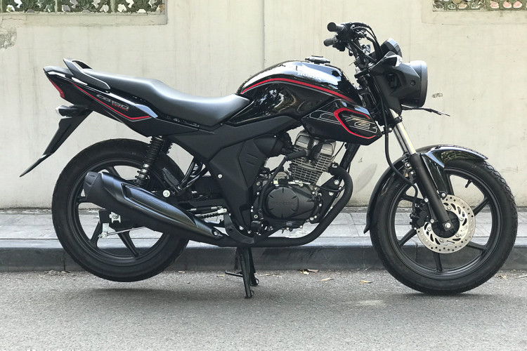 Honda CB150 Verza mới được nhập khẩu nguyên chiếc về Việt Nam với 3 phiên bản màu bao gồm: Đen, Đỏ và Bạc với mức giá xe Honda CB150 chỉ hơn 40 triệu đồng. Có thể nói đây là mức giá cực kỳ hấp dẫn đối với một mẫu xe thể thao kết hợp Retro, dung tích 150 phân khối mang thương hiệu đình đám Honda. 