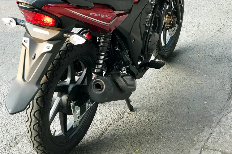 Hệ thống ống xả của xe thiết kế khá cao, phù hợp với nhiều đièu kiện thời tiết tại Việt Nam. Về động cơ, Honda CB150 Verza phiên bản 2018 mới được trang bị động cơ dung tích 149,15cc trục cam đơn SOHC, sử dụng hệ thống phun xăng điện tử (PGM-FI) làm mát bằng không khí.