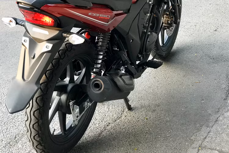 Hệ thống ống xả của xe thiết kế khá cao, phù hợp với nhiều đièu kiện thời tiết tại Việt Nam. Về động cơ, Honda CB150 Verza phiên bản 2018 mới được trang bị động cơ dung tích 149,15cc trục cam đơn SOHC, sử dụng hệ thống phun xăng điện tử (PGM-FI) làm mát bằng không khí.