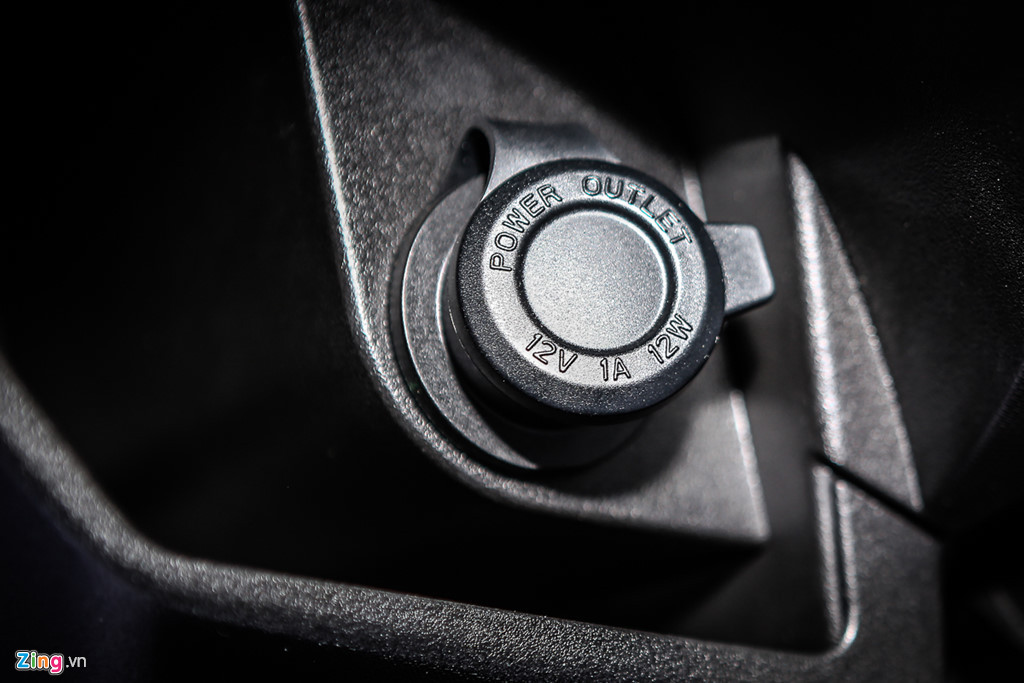 Để tăng thêm tiện ích, Yamaha Lexi được trang bị cổng sạc 12V cho các thiết bị cầm tay, tuy nhiên người dùng cần đầu chuyển USB để có thể sử dụng.