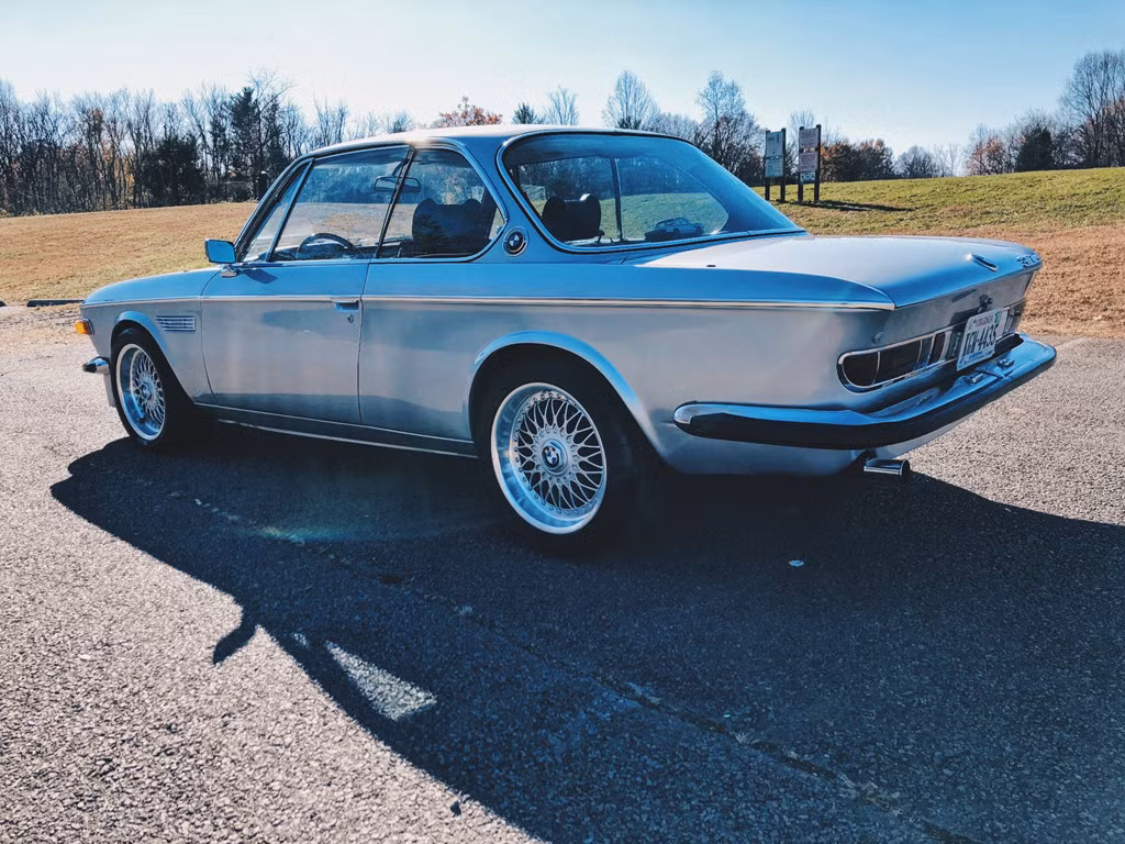 Các bộ phận cũ không có hàng thay thế được đúc khuôn và trang trí lại như gương chiếu hậu bên ngoài và bên trong. Cánh cửa hư hỏng nặng vì đóng không đúng cách cũng đã được chủ nhân sửa lại.