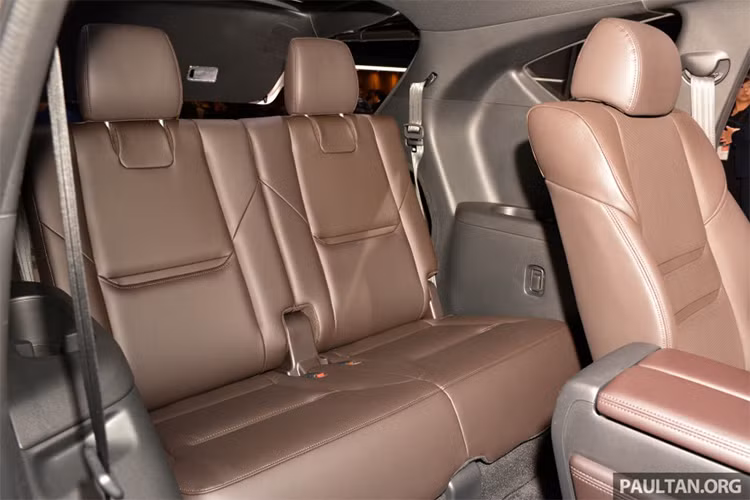 Bên trong nội thất, mẫu xe mới này cũng được trang bị rất đầy đủ các tiện nghi đặc thù của thương hiệu Mazda, bao gồm cả vô lăng đặc trưng, hệ thống giải trí MZD, màn hình cảm ứng 7 inch ở trung tâm táp lô. Sự tương đồng rõ nét cũng thể hiện ở hệ thống điều khiển điều hòa và cần số.