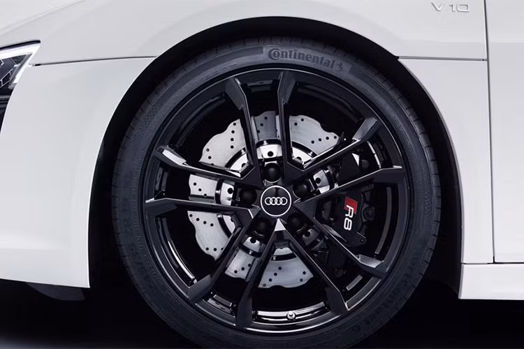 Về ngoại thất Audi R8 V10 RWS mới gần như tương đồng với phiên bản dẫn động bốn bánh toàn thời gian. Phiên bản này sở hữu màu sơn đen hoặc trắng và có thể tùy chọn đường sọc Misano Red đặc trưng của xe đua Audi R8 LMS GT4.