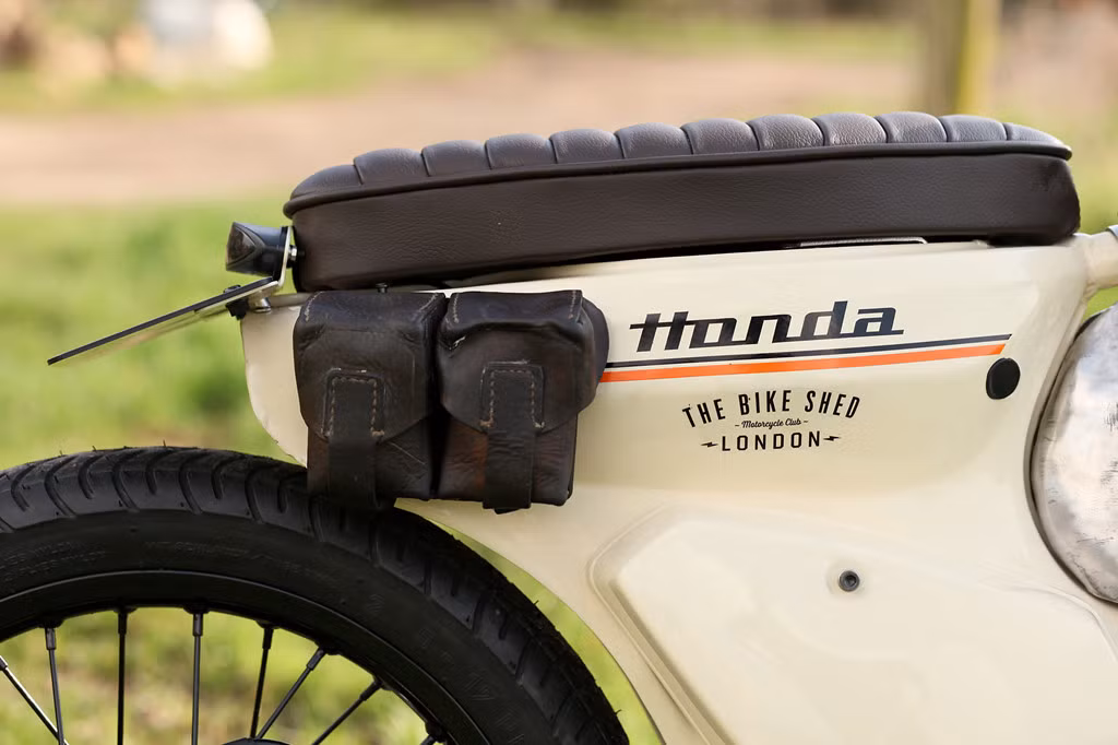 Những trang bị cuối cùng bao gồm một số túi đạn quân đội của Nga, ghế bọc da thủ công và đồng hồ Koso. Lớp sơn cũ được cạo sạch, thay bằng màu kem phun tĩnh điện đi kèm với chữ ký của Pip. "Nó thực sự là một chiếc xe đua tuyệt vời, chiếc xe nhỏ bé này có thể đạt vận tốc 133,5 km/h”, Pip thổ lộ.