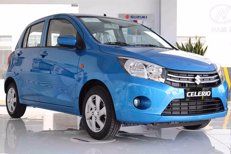 Mẫu xe giá rẻ Suzuki Celerio được mở bán từ đầu năm nay nhưng chỉ có phiên bản số tự động. Mới đây, bản số sàn mới có giá niêm yết chính thức là 329 triệu đồng. Phiên bản còn lại vẫn giữ giá 359 triệu đồng, không hề giảm khi thuế nhập khẩu trong năm nay còn 0%. Xe được đưa về nguyên chiếc từ Thái Lan và đang nằm tại cảng chờ thông quan.