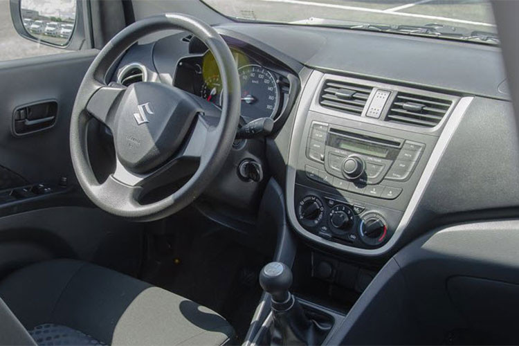 Bước vào bên trong xe, mặc dù xuất hiện muộn hơn nhưng Suzuki Celerio bản số sàn mới này vẫn có vẻ kém hơn các đối thủ khi sở hữu thiết kế nội thất đơn điệu, khá nhàm chán, không mấy bắt mắt. Vô lăng của xe không được tích hợp các phím bấm chức năng, không được trang bị màn hình điều khiển trung tâm...