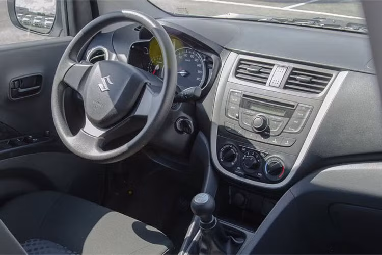 Bước vào bên trong xe, mặc dù xuất hiện muộn hơn nhưng Suzuki Celerio bản số sàn mới này vẫn có vẻ kém hơn các đối thủ khi sở hữu thiết kế nội thất đơn điệu, khá nhàm chán, không mấy bắt mắt. Vô lăng của xe không được tích hợp các phím bấm chức năng, không được trang bị màn hình điều khiển trung tâm...