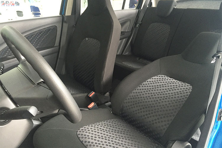 Sự khác biệt giữa hai phiên bản Suzuki Celerio số sàn mới về Việt Nam và số tự động hiện đang bán ra trên thị trường chỉ khác nhau ở hộp số. Tất cả trang bị còn lại trên xe gần như giống hệt nhau. Động cơ 3 xy-lanh, dung tích 1 lít cho công suất 68 mã lực và mô-men xoắn 89 Nm.