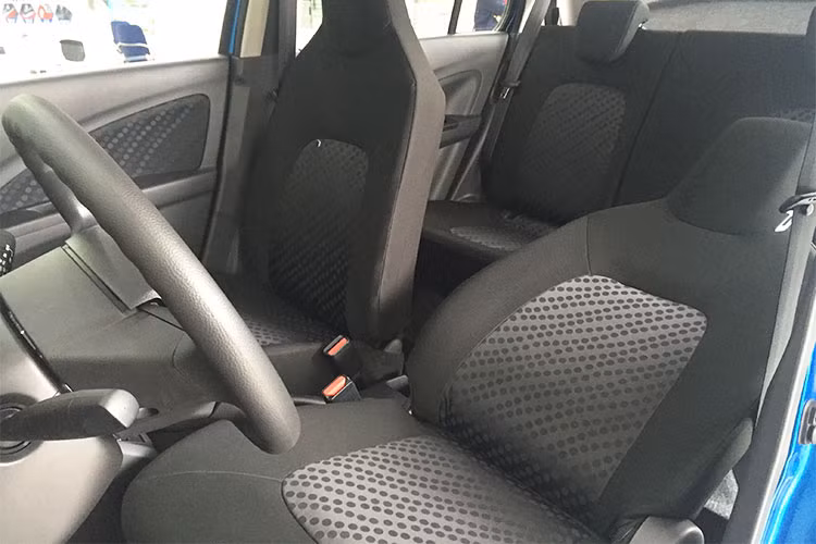 Sự khác biệt giữa hai phiên bản Suzuki Celerio số sàn mới về Việt Nam và số tự động hiện đang bán ra trên thị trường chỉ khác nhau ở hộp số. Tất cả trang bị còn lại trên xe gần như giống hệt nhau. Động cơ 3 xy-lanh, dung tích 1 lít cho công suất 68 mã lực và mô-men xoắn 89 Nm.