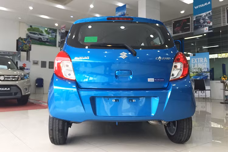 Cụm đèn hậu phía sau của xe cũng thiết kế khá nhỏ gọn, cũng sử dụng bóng halogen. Phần đuôi xe còn có thêm cánh gió nhỏ phía trên tích hợp đèn phanh thứ 3, cản sau cùng tông màu với ngoại thất. Mâm xe được thiết kế dạng hợp kim 6 chấu kích cỡ 14 inch, phanh trước được trang bị phanh đĩa, trong khi phía sau dùng phanh tang trống.