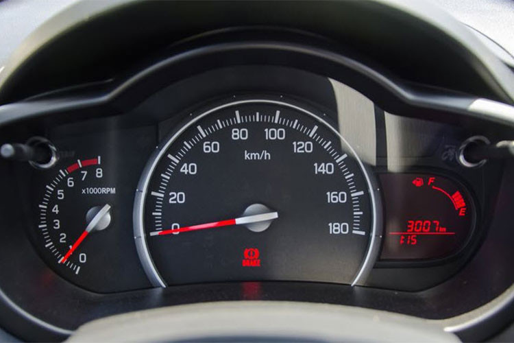 Tại thị trường Việt Nam, Suzuki Celerio sẽ được phân phối chỉ với phiên bản động cơ 1.0L, cho công suất 68 mã lực. Trong khi đó, các đối thủ Kia Morning, Hyundai Grand i10 hay Chevrolet Spark đều có phiên bản trang bị động cơ từ 1.2L (riêng Kia Morning là động cơ 1.25L), cho công suất lần lượt là 86 mã lực, 87 mã lực và 80 mã lực.