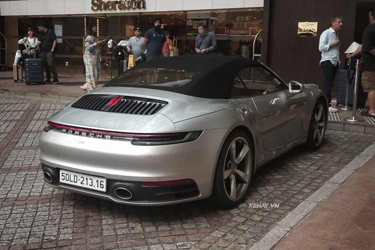 Chiếc xe thể thao Porsche 911 Carrera S Cabriolet mới thừa hưởng đến 80% thiết kế ngoại thất của thế hệ tiền nhiệm, vẫn giữ được thiết kế đặc trưng với nhiều đường nét bo tròn mềm mại, thân xe rộng và thấp mang tính khí động học cao.