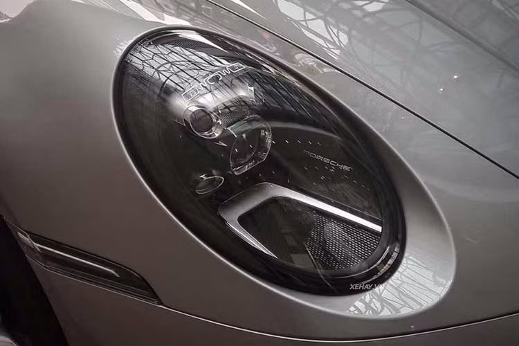 Ở phía trước, 911 Carrera S Cabriolet sở hữu cụm đèn pha mới, các khe hút gió được thay đổi và dải đèn daylight LED nằm ngang. Nắp ca-pô cũng được làm mới với các đường gân dập nổi, cản va trước mới, vòm bánh xe mở rộng hơn và mui xe thấp hơn.