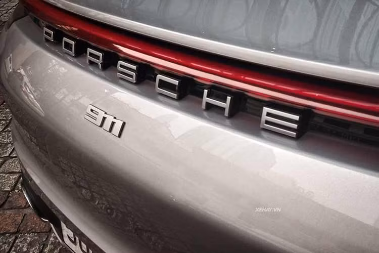 Ở phía sau, Porsche 911 Carrera S Cabriolet sở hữu hệ thống đèn hậu thiết kế mảnh và được nối với nhau dài hết đuôi xe. Cản sau cũng được thiết kế mới, tích hợp hốc biển số hình thang to bản và cặp ống xả hình tròn nằm gần trung tâm hơn.