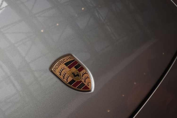 Chiếc xe được trang bị gói nội thất full toàn bộ da với giá 984 triệu đồng, cùng với đó là chi tiết cá nhân hóa chữ “Thái Công” trên bậc cửa. Chỉ tính riêng tiền “độ” nội thất của xe đã lên đến gần 3 tỷ đồng.