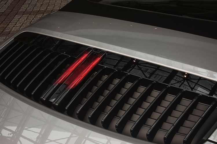 Porsche 911 Carrera S Cabriolet sở hữu khối động cơ 3.0L tăng áp kép 6 xi-lanh thẳng hàng, cho công suất 385 mã lực và mô-men xoắn cực đại 450 Nm. Động cơ này kết hợp với hộp số tự động 8 cấp ly hợp kép, giúp xe có thể tăng tốc từ 0 - 100 km/h chỉ trong 4,4 giây, trước khi đạt tốc độ tối đa 291 km/h.