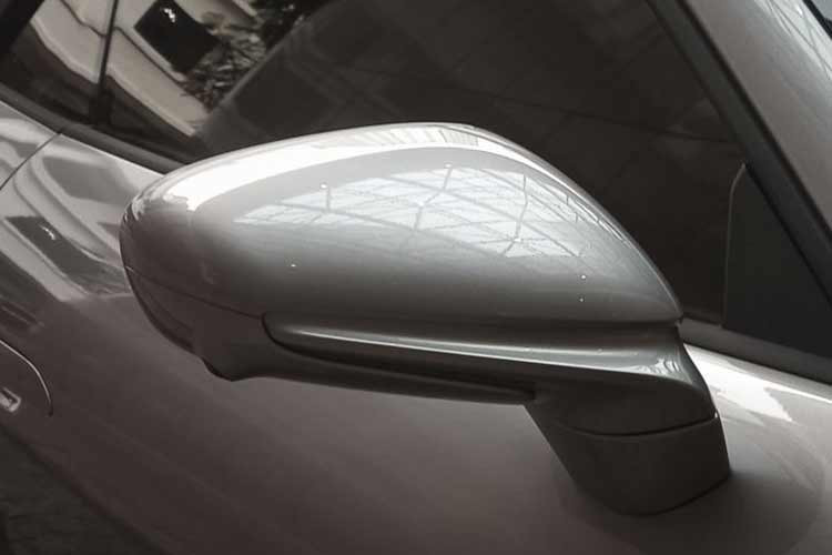 Dù là bản mui trần, đường nét phía sau của 911 Carrera S Cabriolet không khác nhiều so với bản coupe. Cấu trúc mui xếp của xe có khung được làm từ kim loại ma-giê, vừa giảm cân nặng vừa mang đến độ vững chắc. Theo nhà sản xuất, phần mui xếp có thể đóng/mở trong thời gian 12 giây tại vận tốc tối đa 50 km/h.