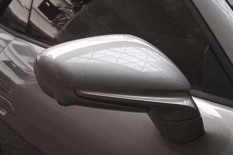 Dù là bản mui trần, đường nét phía sau của 911 Carrera S Cabriolet không khác nhiều so với bản coupe. Cấu trúc mui xếp của xe có khung được làm từ kim loại ma-giê, vừa giảm cân nặng vừa mang đến độ vững chắc. Theo nhà sản xuất, phần mui xếp có thể đóng/mở trong thời gian 12 giây tại vận tốc tối đa 50 km/h.