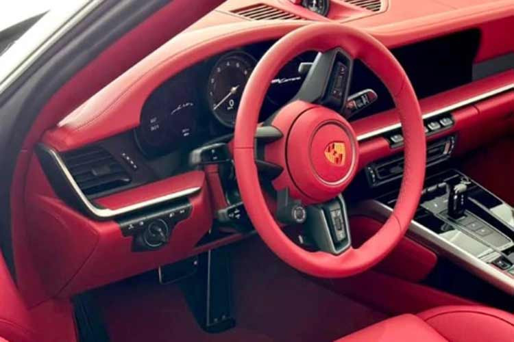 Về nội thất, chiếc Porsche 911 của nhà thiết kế Thái Công sở hữu khoang cabin màu đỏ nổi bật. Trước đó, xe có hai tone màu đỏ và đen nhưng chủ xe đã chi khoảng 1,4 tỷ đồng để có được khoang cabin như hiện tại.