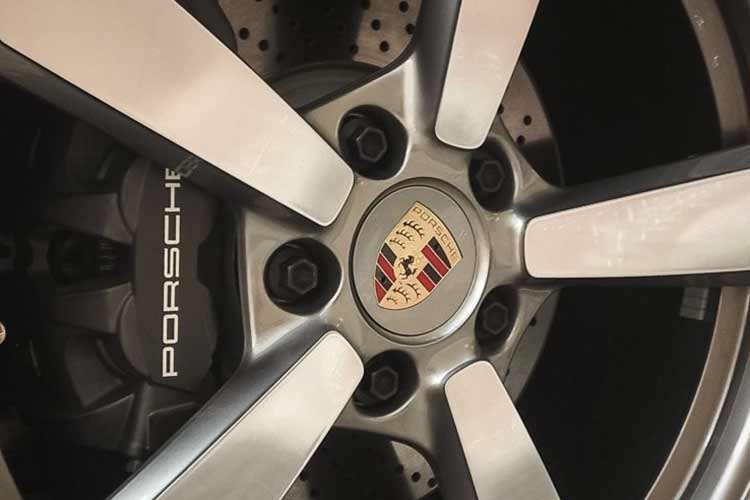 Xe sở hữu bộ mâm 5 chấu màu hợp kim, kích thước 20 inch ở phía trước và 21 inch ở phía sau. Ở phía trong, xe được trang bị kẹp phanh sơn màu đen mang logo của thương hiệu Porsche.