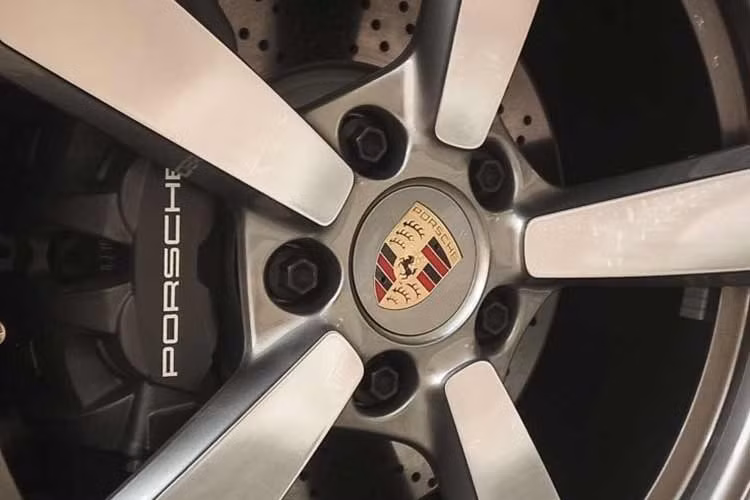 Xe sở hữu bộ mâm 5 chấu màu hợp kim, kích thước 20 inch ở phía trước và 21 inch ở phía sau. Ở phía trong, xe được trang bị kẹp phanh sơn màu đen mang logo của thương hiệu Porsche.